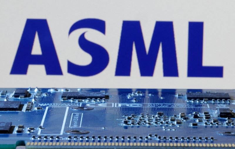 Jefferies menurunkan peringkat ASML dan ASM karena melemahnya permintaan pada tahun 2026, penurunan DRAM