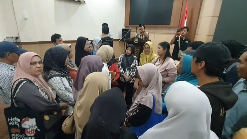 Puluhan Emak-Emak Geruduk Pemkot Cilegon, Protes Sistem Penerimaan Siswa Baru SMP 