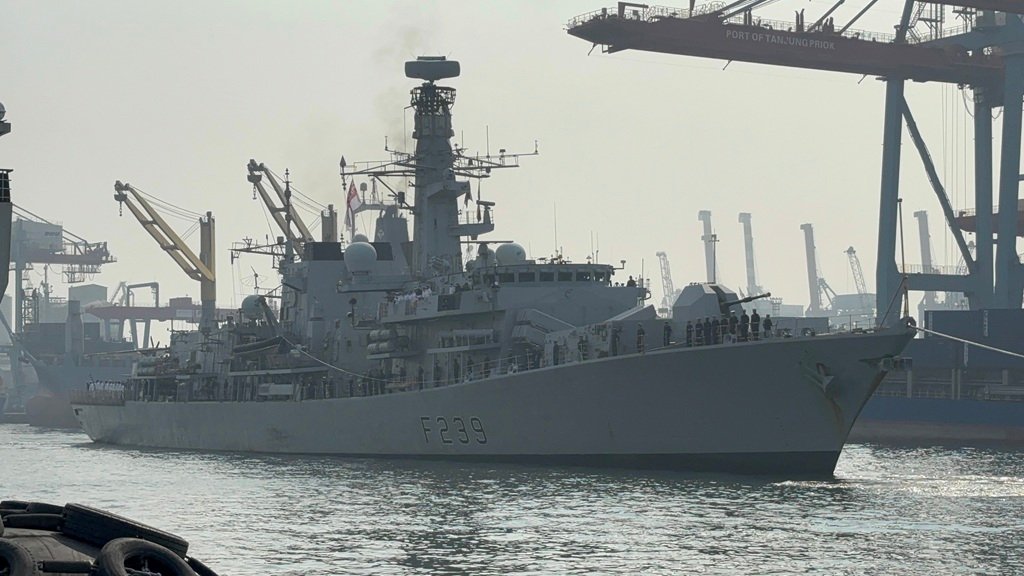 Melihat Kapal Perang HMS Richmond yang Berlabuh di Tanjung Priok, Punya Helikopter Antikapal Selam 