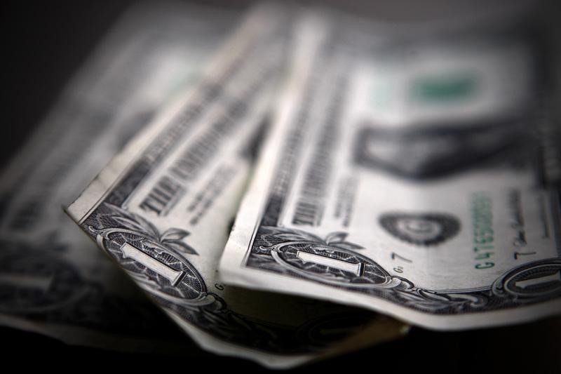 Dolar merosot karena Trump merongrong Powell; euro dan poundsterling menguat