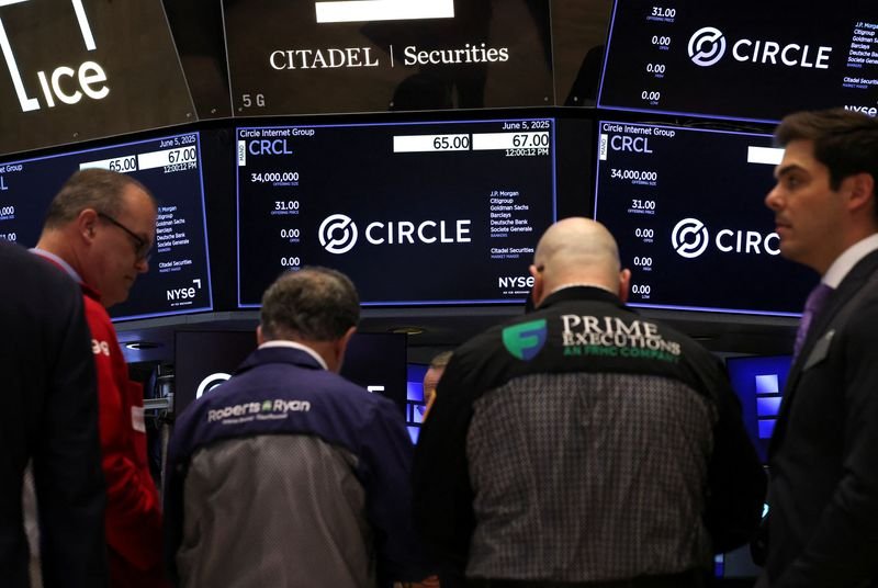 Saham berjangka AS datar setelah Wall St melonjak karena taruhan penurunan suku bunga; inflasi PCE ditunggu