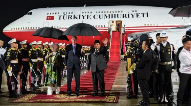 Disambut Hujan Deras: Momen Hangat Erdogan Berbagi Payung Dengan Prabowo