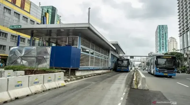 Mobil Dinas RI 24 Viral Terobos Jalur Busway TransJakarta
