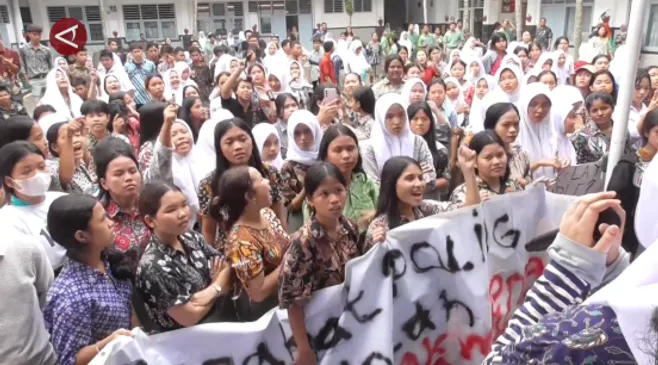 Gagal Daftar SPNB, Ratusan Siswa SMKN 10 Medan Demo di Sekolah