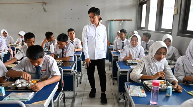 Wapres Gibran Tinjau Program MBG di SMPN 11 dan SMAN 4 Depok