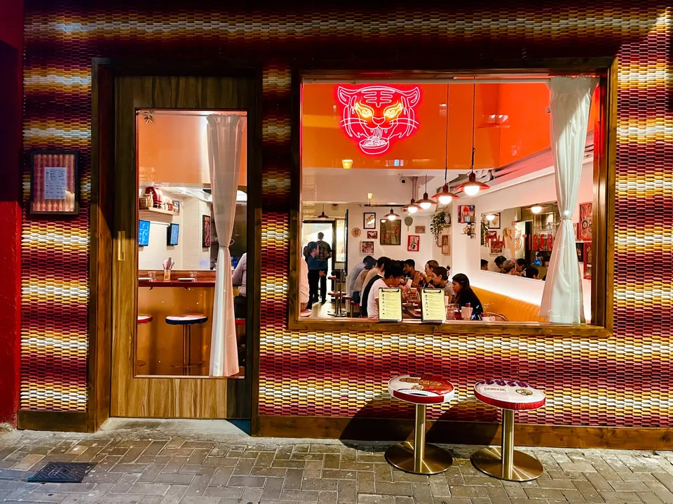 Restoran Thailand Baru yang Menarik Hadir di Jantung Kota Hong Kong: Ulasan