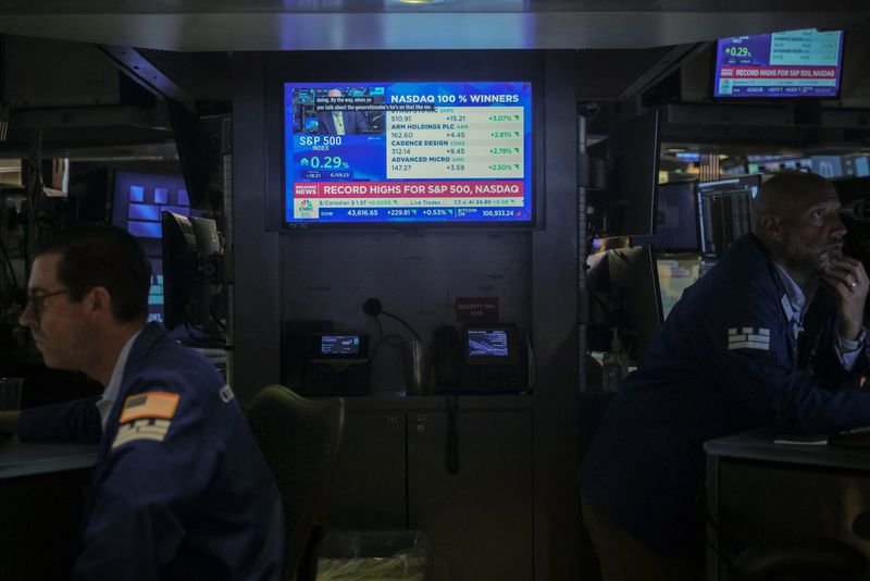 Wall Street ditutup pada rekor tertinggi setelah bulan-bulan penuh gejolak