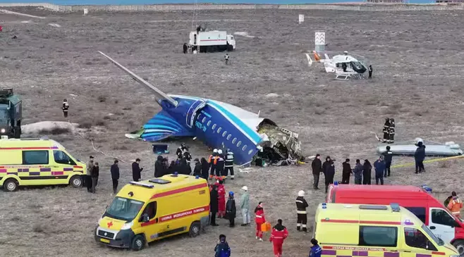 Sistem Pertahanan Udara Rusia Diduga Tembak Jatuh Pesawat Azerbaijan Airlines