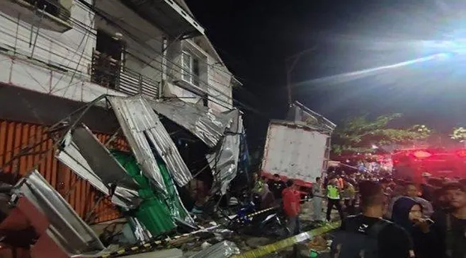 Kronologi Truk Menabrak Sejumlah Ruko di Ngaliyan Semarang: Dua Orang Tewas, Sopir Selamat