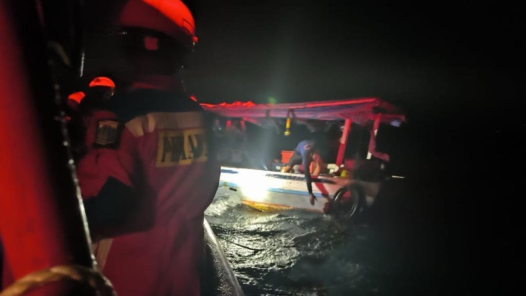 Momen Dramatis Damkar Evakuasi 7 Penumpang Kapal yang Bocor di Kepulauan Seribu 