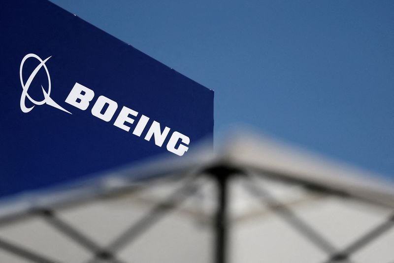 Fitch menaikkan prospek Boeing menjadi stabil seiring membaiknya keuangan dan produksi