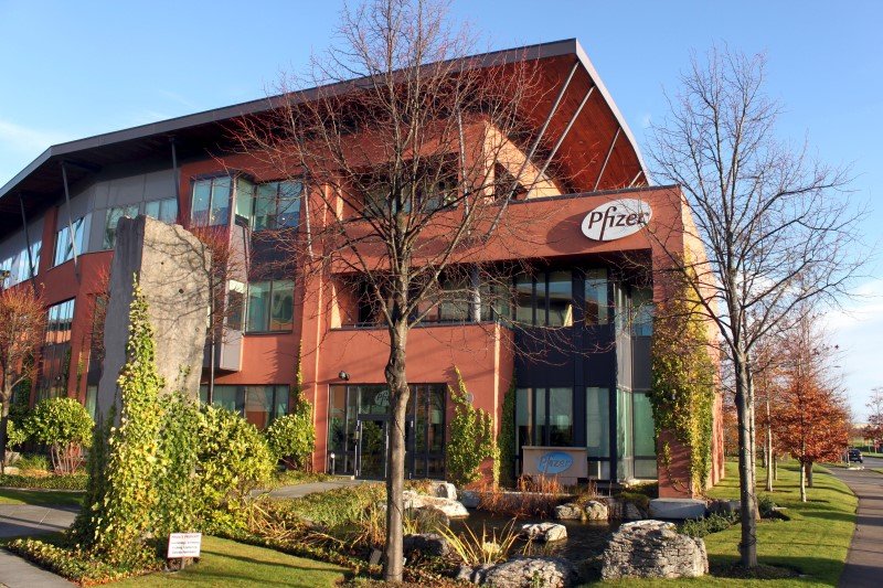 Mantan eksekutif Pfizer diselidiki atas dugaan penundaan vaksin Covid - CNN
