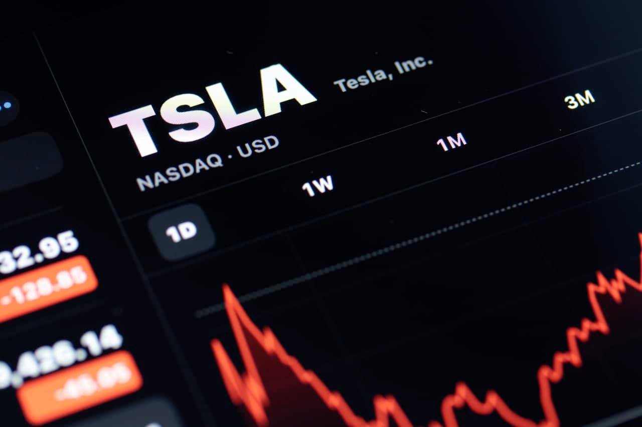 Saham Tesla terus merugi karena Trump mengancam akan mendeportasi Musk