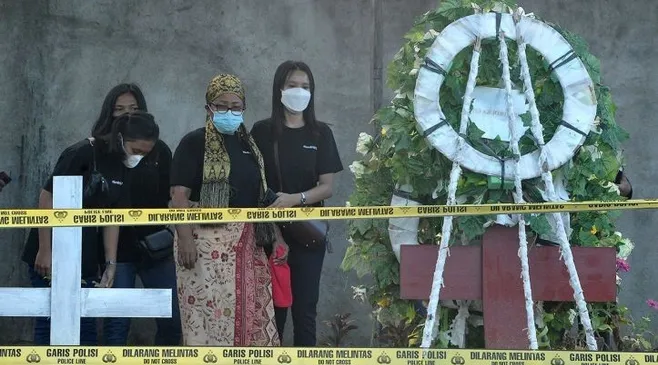 Jerit Ibu Brigadir J di Pemakaman: Mana Tanggung Jawabmu Putri?