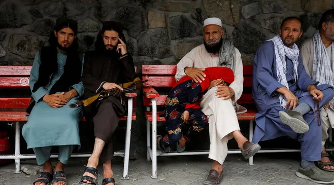 Ledakan Bom di Masjid Afghanistan Saat Shalat Magrib Berjamaah: 21 Meninggal!
