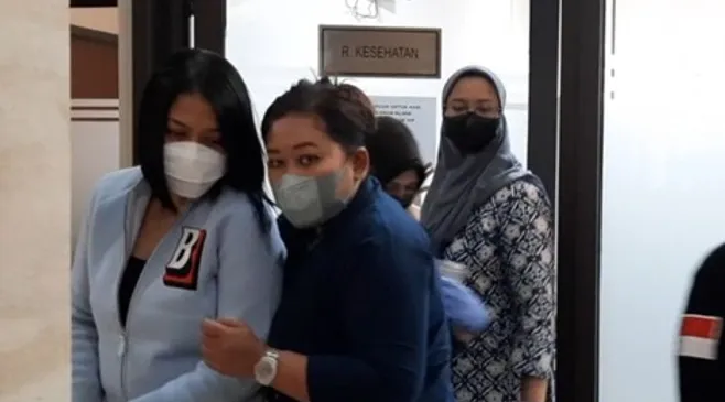 Putri Candrawati Resmi Ditahan, Surat Pemecatan Ferdy Sambo Diteken Presiden