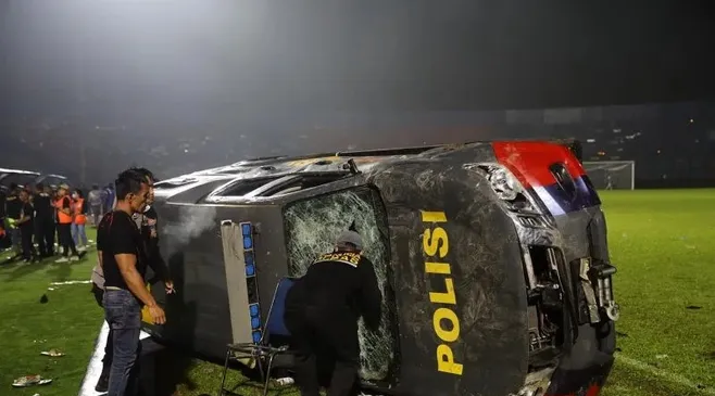Gas Air Mata Polisi dan Petaka di Stadion Kanjuruhan