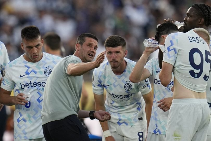 Ruang Ganti Inter Memanas! Chivu Gelar Rapat Darurat Usai Cekcok Lautaro vs Calhanoglu