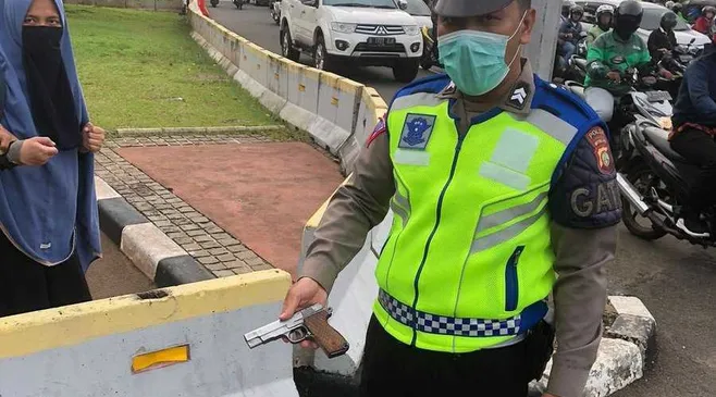 Wanita Bersenjata Api Coba Terobos Istana Presiden