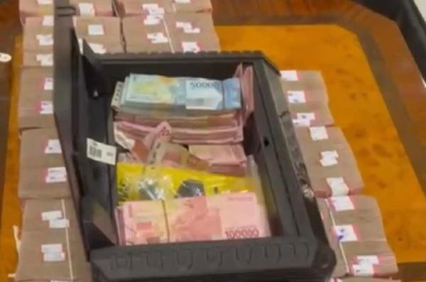 Foto-Foto Penampakan Uang Rp2,8 Miliar dan Pistol yang Disita KPK dari Rumah Kadis PUPR Sumut