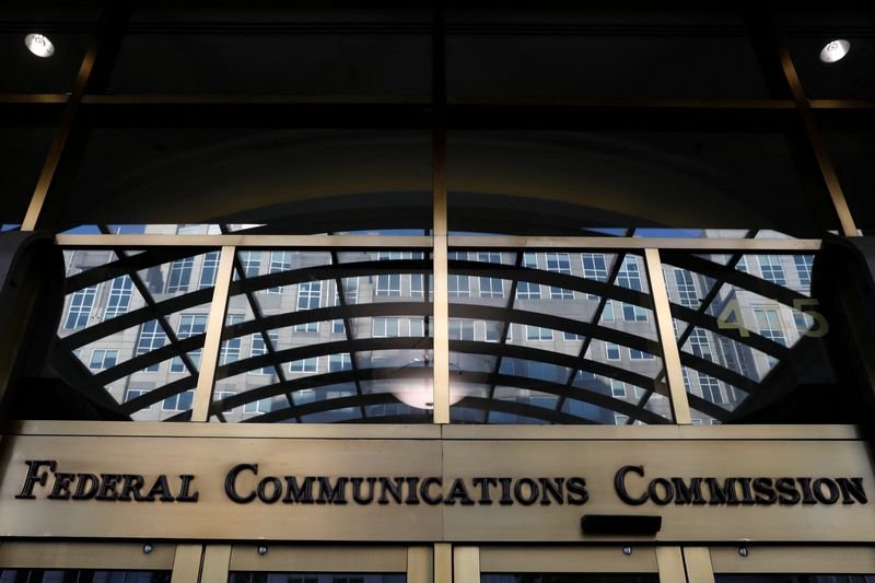 Komisioner FCC dari Partai Demokrat mengecam penyelesaian sengketa Paramount dengan Trump sebagai 'langkah putus asa'