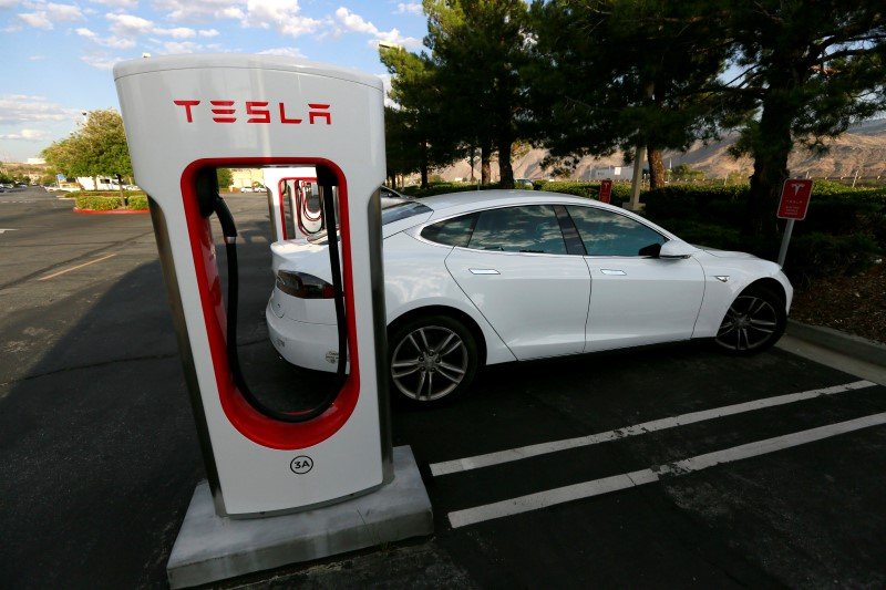 Tesla, Centene Pimpin Penggerak Saham Kapitalisasi Pasar pada Hari Rabu
