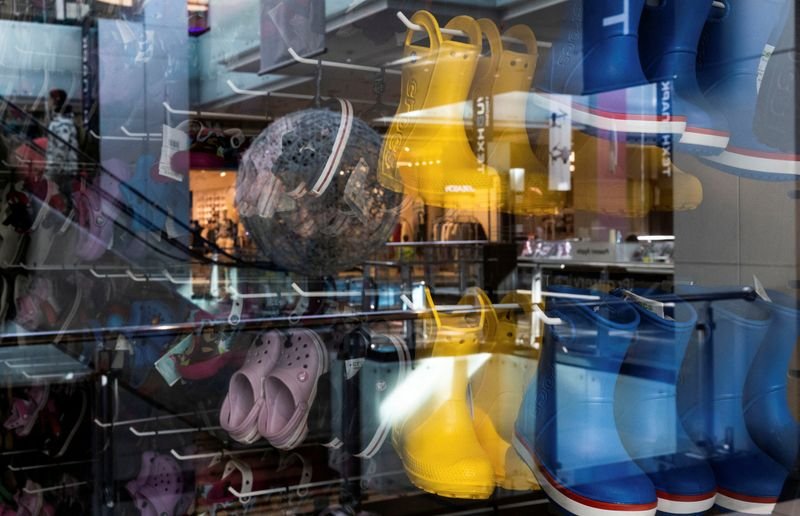 Goldman berhati-hati pada saham athleisure berkapitalisasi menengah, mulai menjual Crocs, Deckers