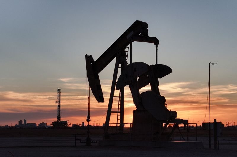 Harga minyak turun karena ketidakpastian tarif AS dan pasokan OPEC+