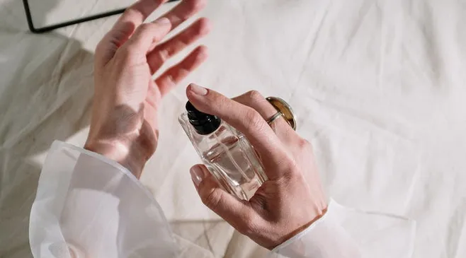 6 Cara Pakai Parfum Agar Wanginya Tahan Lama