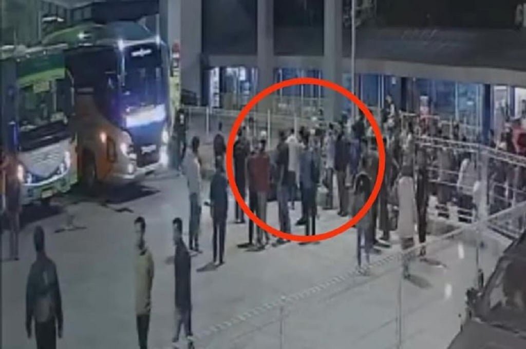 Brutal! Rekaman CCTV Buka Fakta Pengeroyokan Perwira TNI AL di Terminal Arjosari Malang